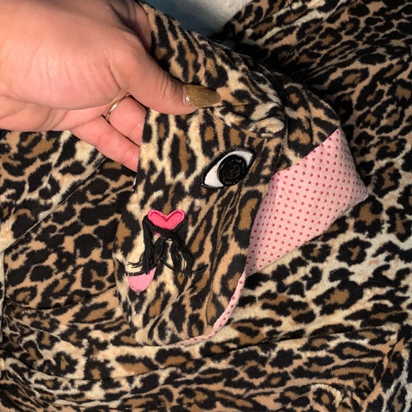 Medium leopard print onsie pajama - Picture 3 of 8